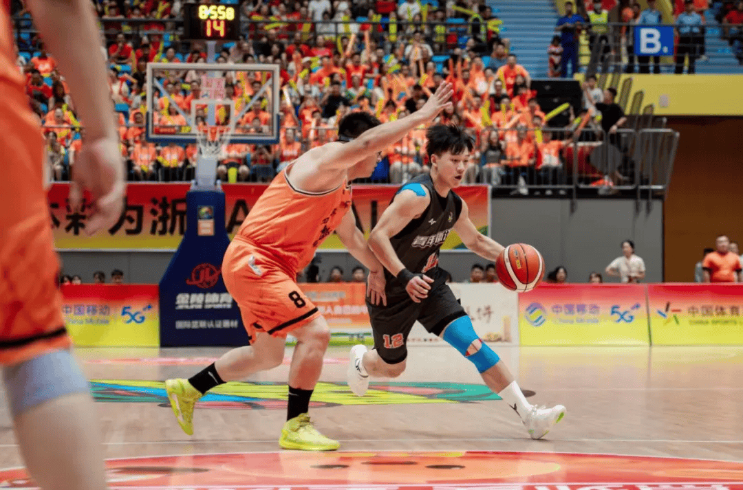 关于热血拼搏！球员们的卓越表现赢得现场观众掌声连连的信息